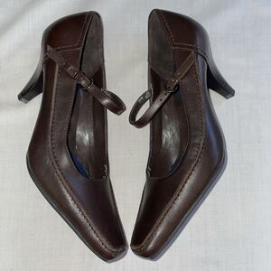 What’s What Dress Pumps Women’s Size 7.5 Medium Brown Leather Cross Strap Buckle